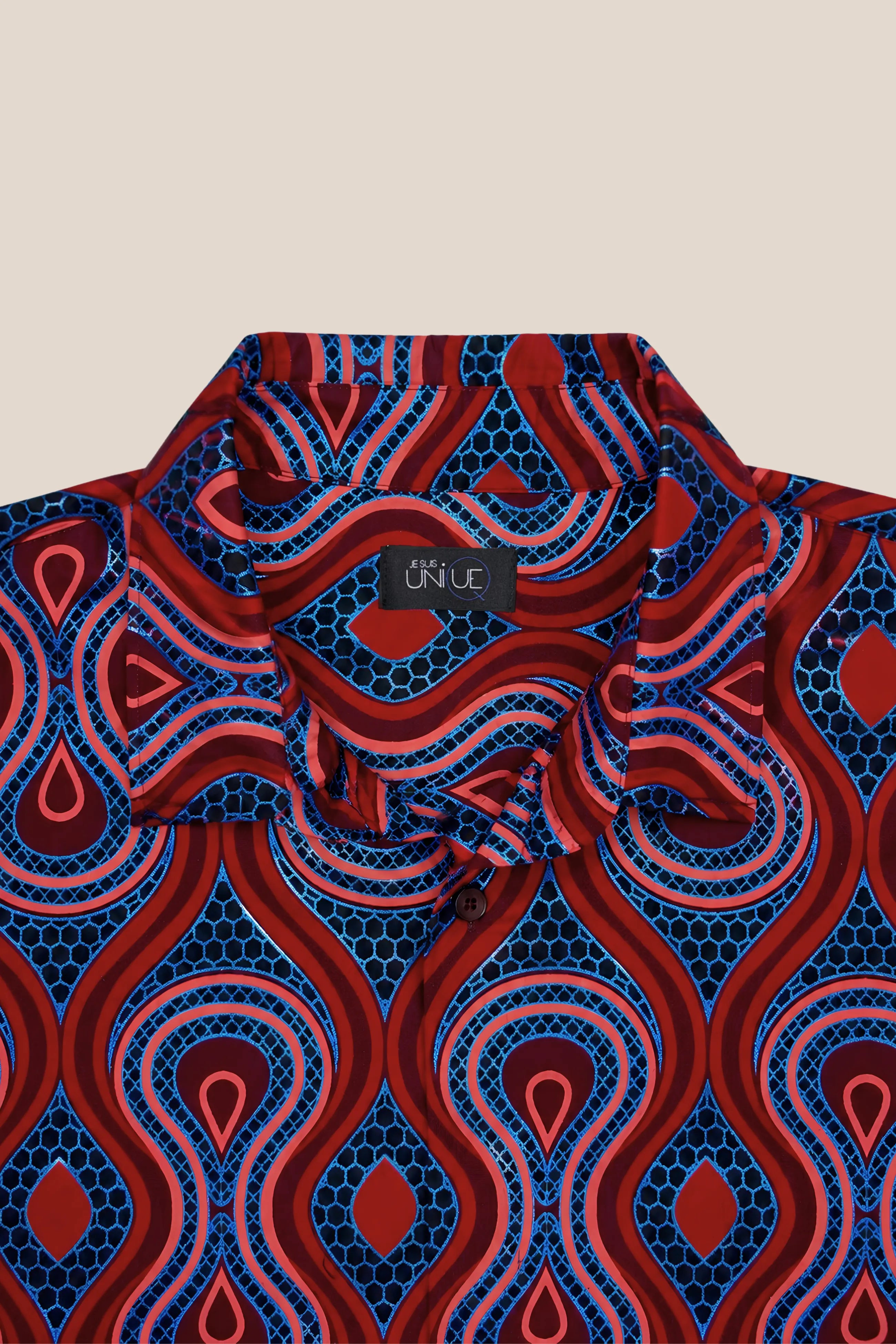 Chemise droite boutonnée, imprimé bordeaux et bleu, vue du col