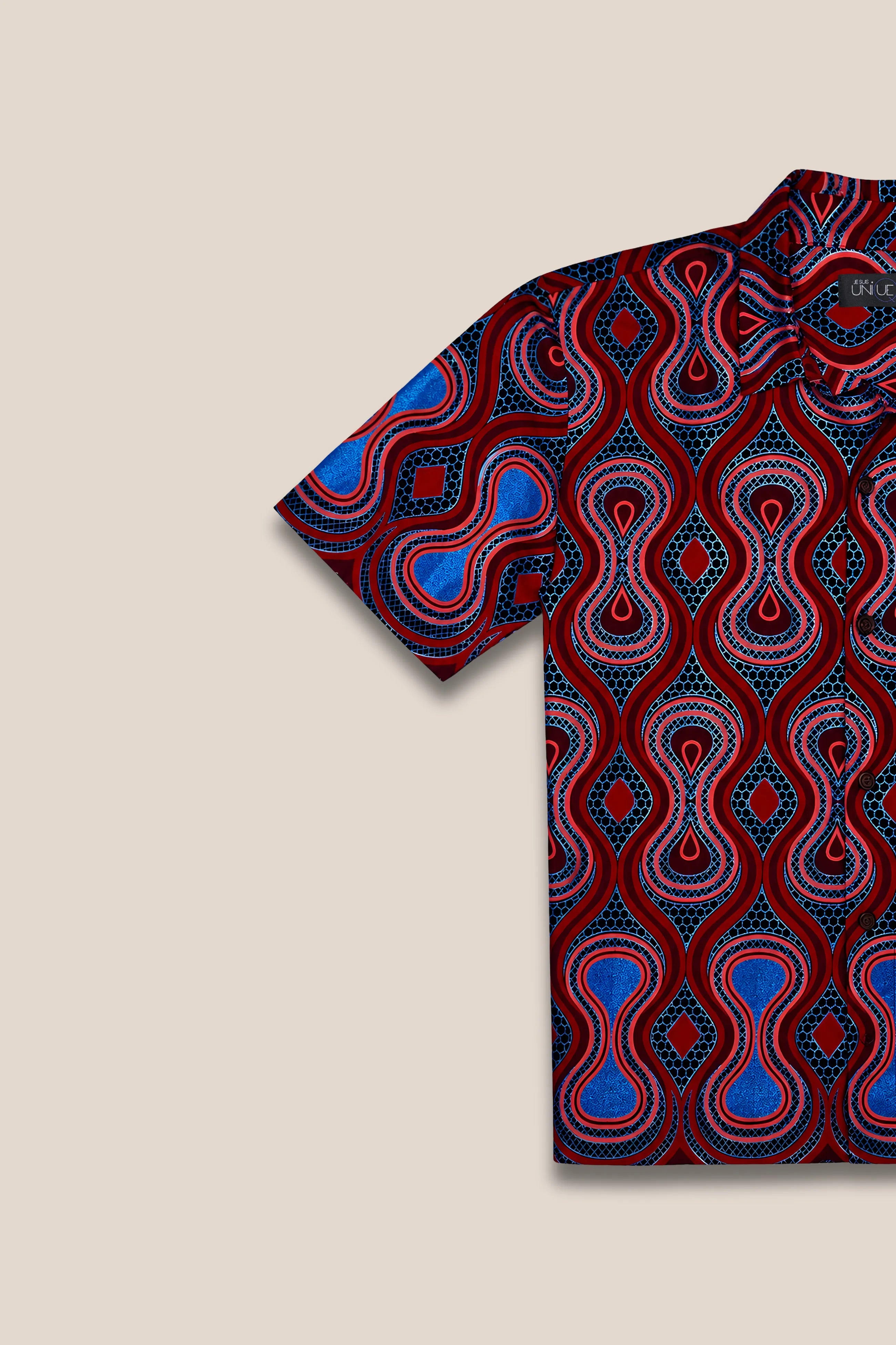 Chemise droite boutonnée, imprimé bordeaux et bleu,  vue de profil