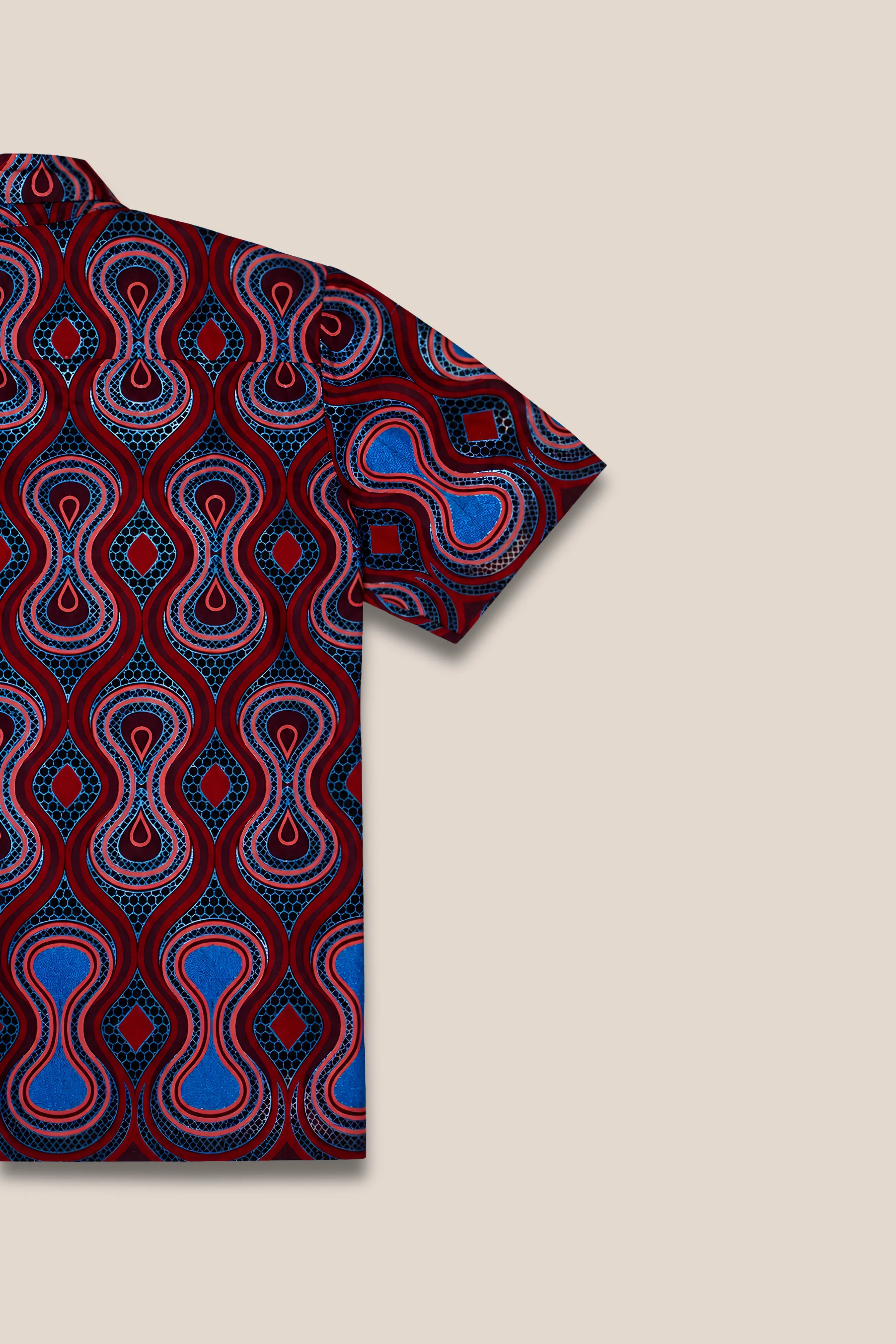 Chemise imprimé bordeaux et bleu, droite boutonnée, vue de profil