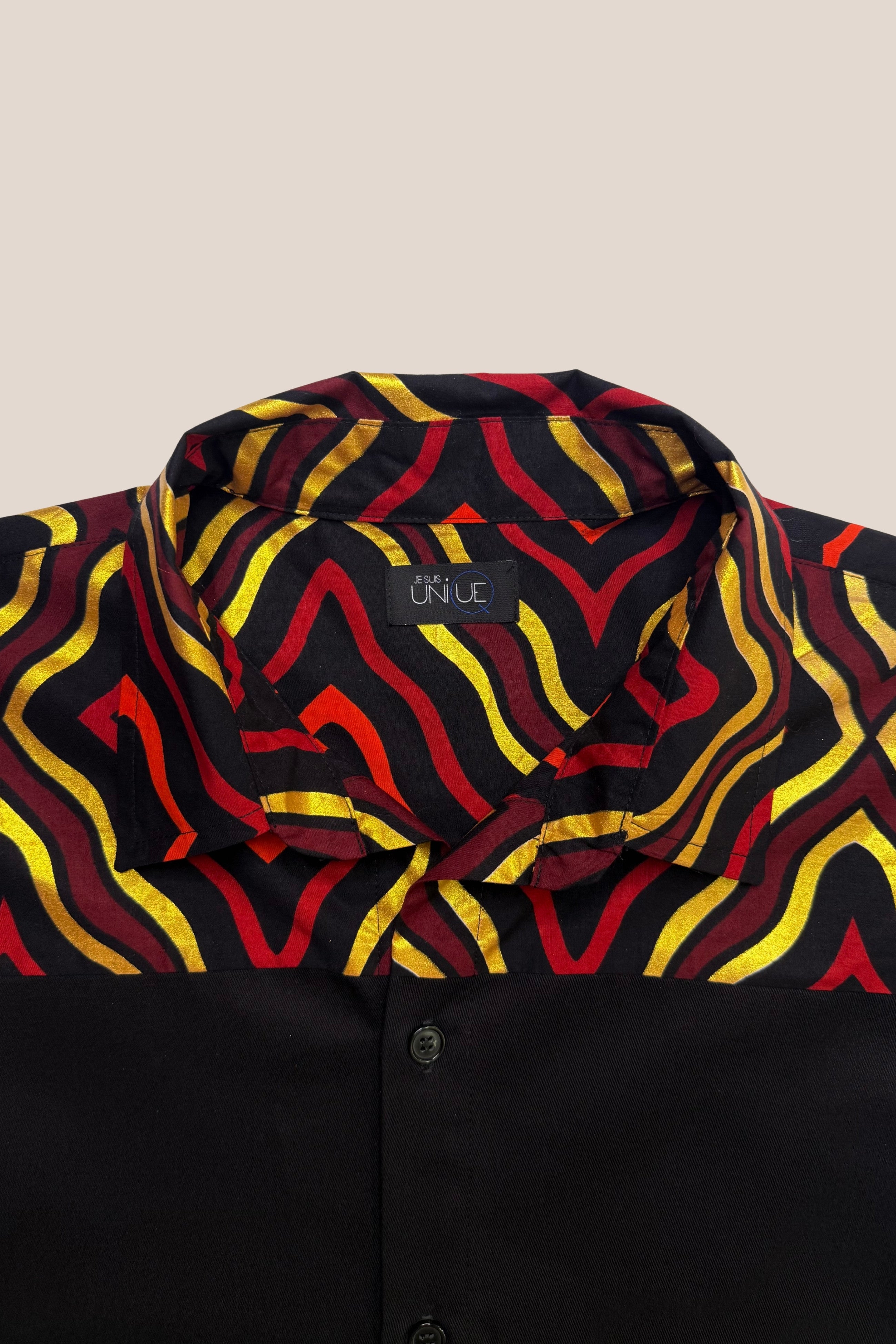 Chemise manches courtes bicolore rouge et or - détail col