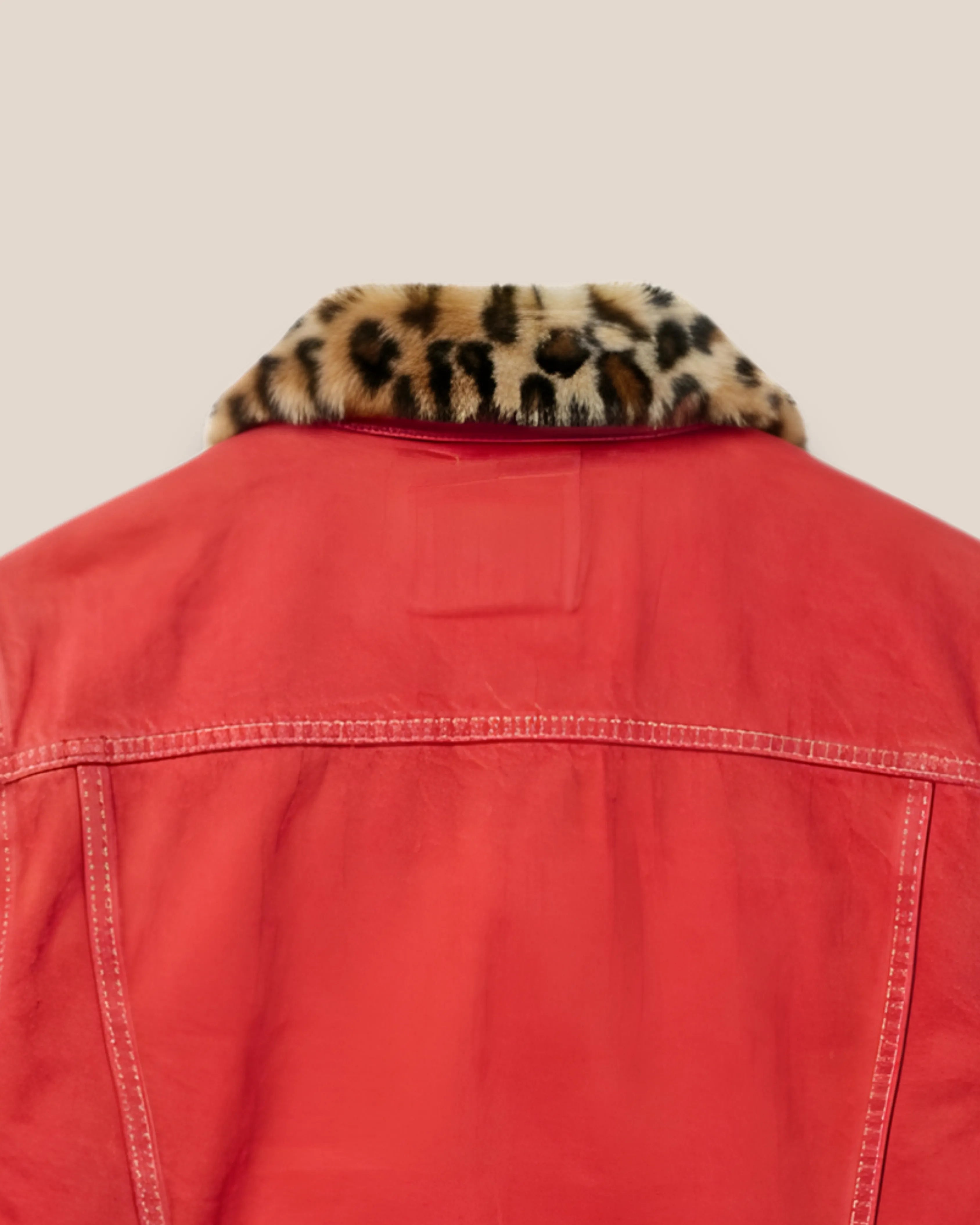 Veste en denim rouge col léopard "Red Leopard Trucker"
